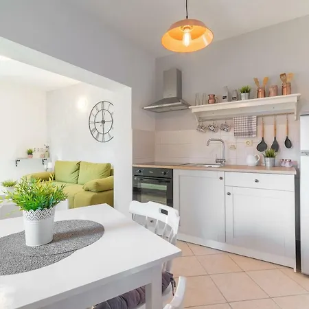 Mediterranean House By The Apartment Posedarje